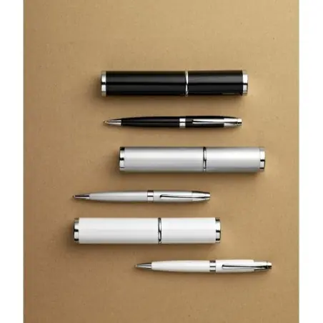 Stylo bille assorti personnalisé dans un tube Mark Matières : coton Taille textile : L Couleurs : bordeaux personnalisable avec 