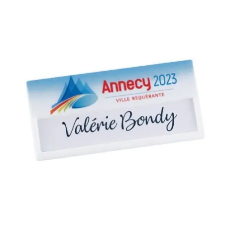 Badge Personnalisé Nominatif avec Aimant Matières : coton Taille textile : L Couleurs : rouge personnalisable avec votre logo