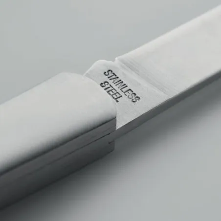 Couteau pliable unique en acacia - SKARP Matières : coton biologique Taille textile : XXL Couleurs : french navy cadeau collabor