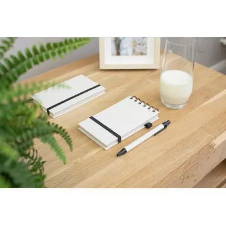 Carnet à spirale écologique A6 en carton recyclé - Martha Matières : polyester Couleurs : vert objet promotionnel éco-responsabl