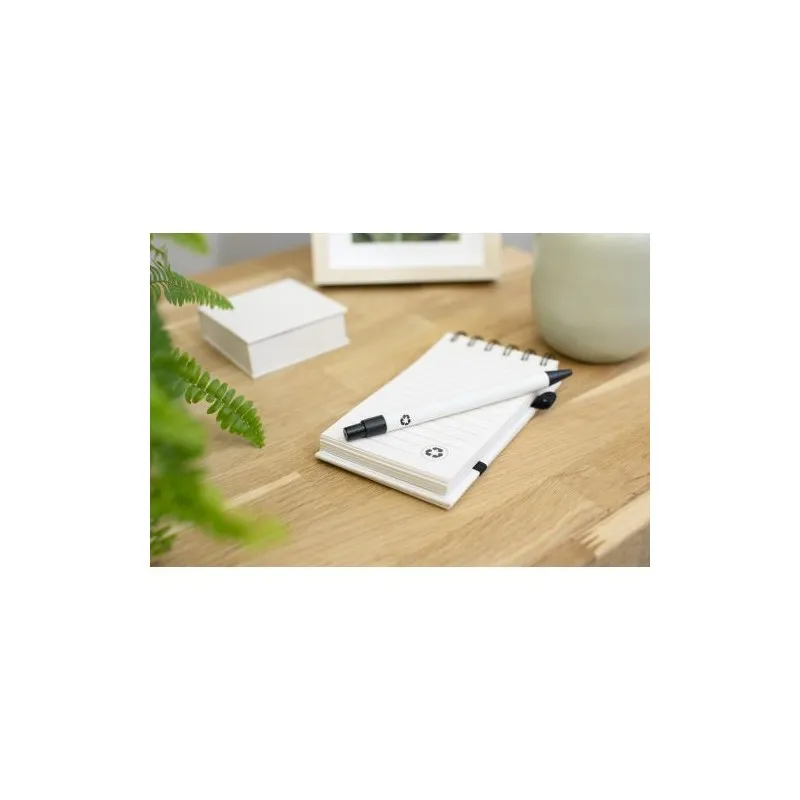 Carnet à spirale écologique A6 en carton recyclé - Martha Matières : polyester Couleurs : vert cadeau collaborateur premium