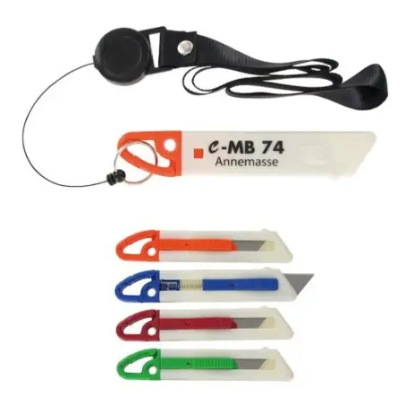 Cutter Auto-Retractable Sécurisé Personnalisé pour Tour de Cou Matières : laiton Couleurs : rouge goodies publicitaire événement