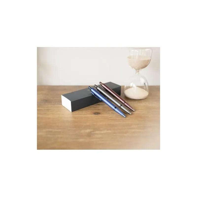 Stylo bille personnalisé luxe monochrome Parker IM Matières : polyester Couleurs : blanc objet promotionnel éco-responsable