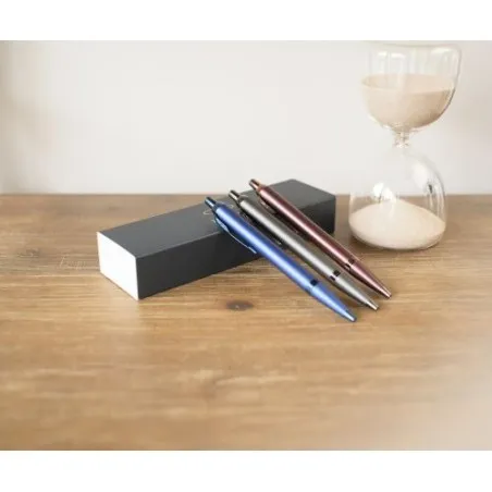 Stylo bille personnalisé luxe monochrome Parker IM Matières : polyester Couleurs : blanc objet promotionnel éco-responsable