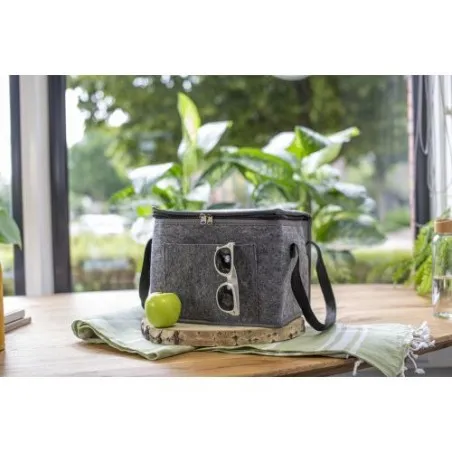 Sac isotherme écologique en feutre rPET Mason Matières : microfibre Couleurs : noir objet promotionnel éco-responsable