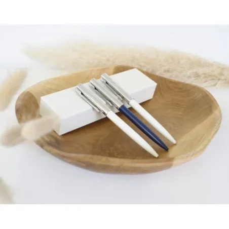 Stylo bille personnalisé écologique Deluxe Waterman Allure Matières : PET recyclé Couleurs : bleu marine objet promo petit budge