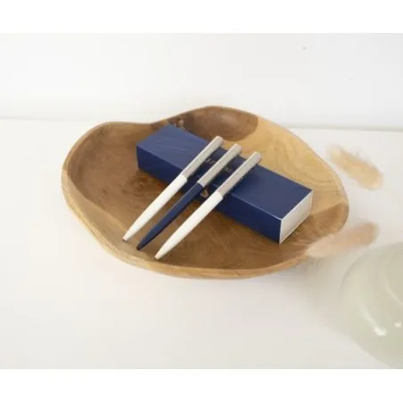 Stylo bille personnalisé écologique Deluxe Waterman Allure Matières : PET recyclé Couleurs : fuchsia marquage couleur éclatante