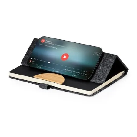 Bloc Notes Écologique Personnalisé avec Support Smartphone - Kobain Matières : alliage de zinc Couleurs : gun marquage laser ult