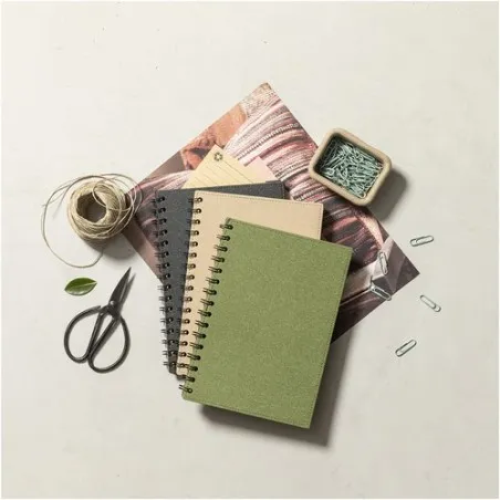 Cahier Écologique Pratique Personnalisé A5 Idina pas cher Matières : carton recyclé Couleurs : blanc personnalisation rapide en 