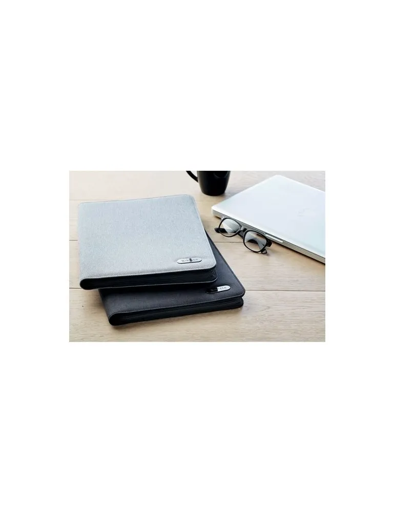 Conférencier A4 Bicolore Pratique et Élégant Personnalisé - NOTES FOLDER Matières : PET recyclé Couleurs : noir objet promotionn