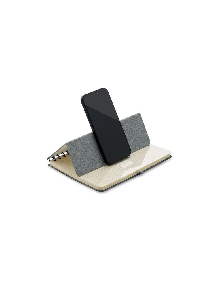 Cahier A5 publicitaire avec support de téléphone STRATA Matières : plastique Couleurs : blanc objet promotionnel éco-responsable