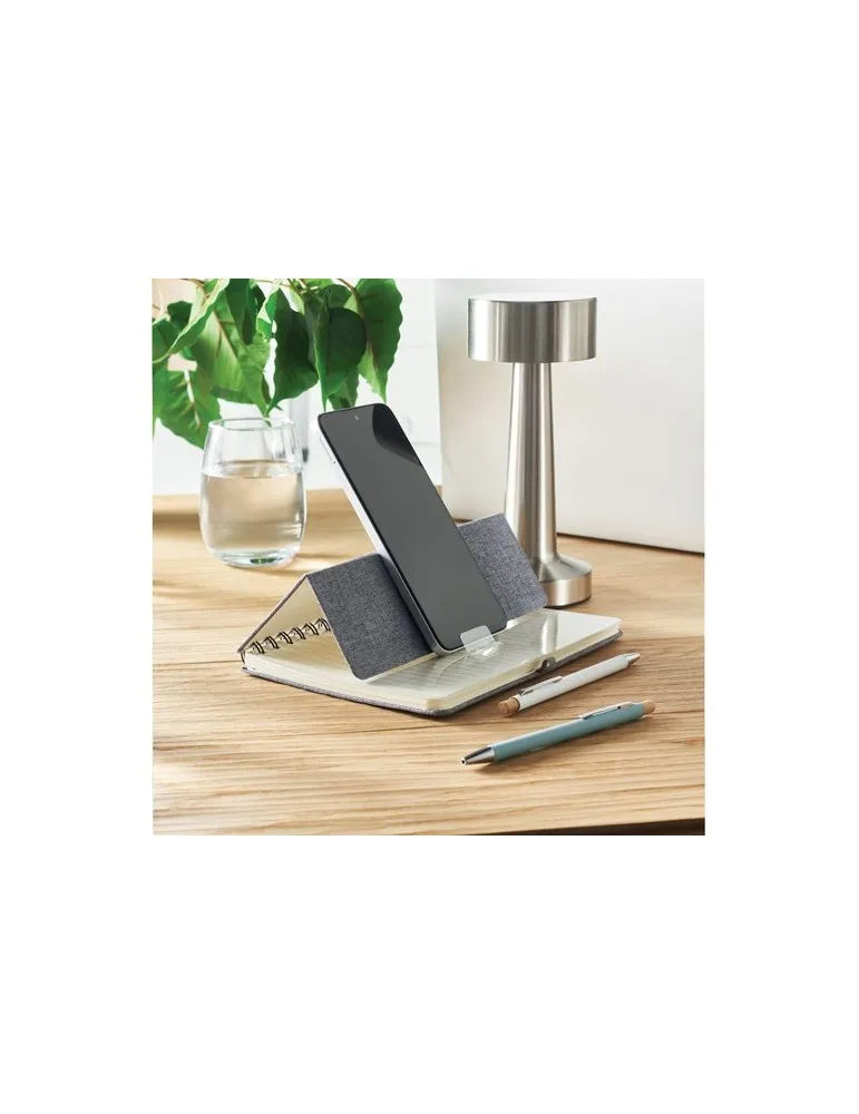 Cahier A5 publicitaire avec support de téléphone STRATA Matières : plastique Couleurs : blanc marquage couleur éclatante