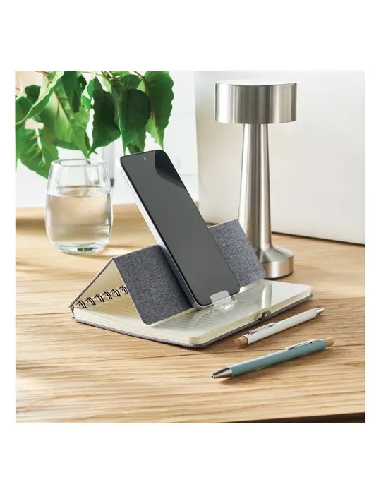 Cahier A5 publicitaire avec support de téléphone STRATA Matières : plastique Couleurs : blanc marquage couleur éclatante