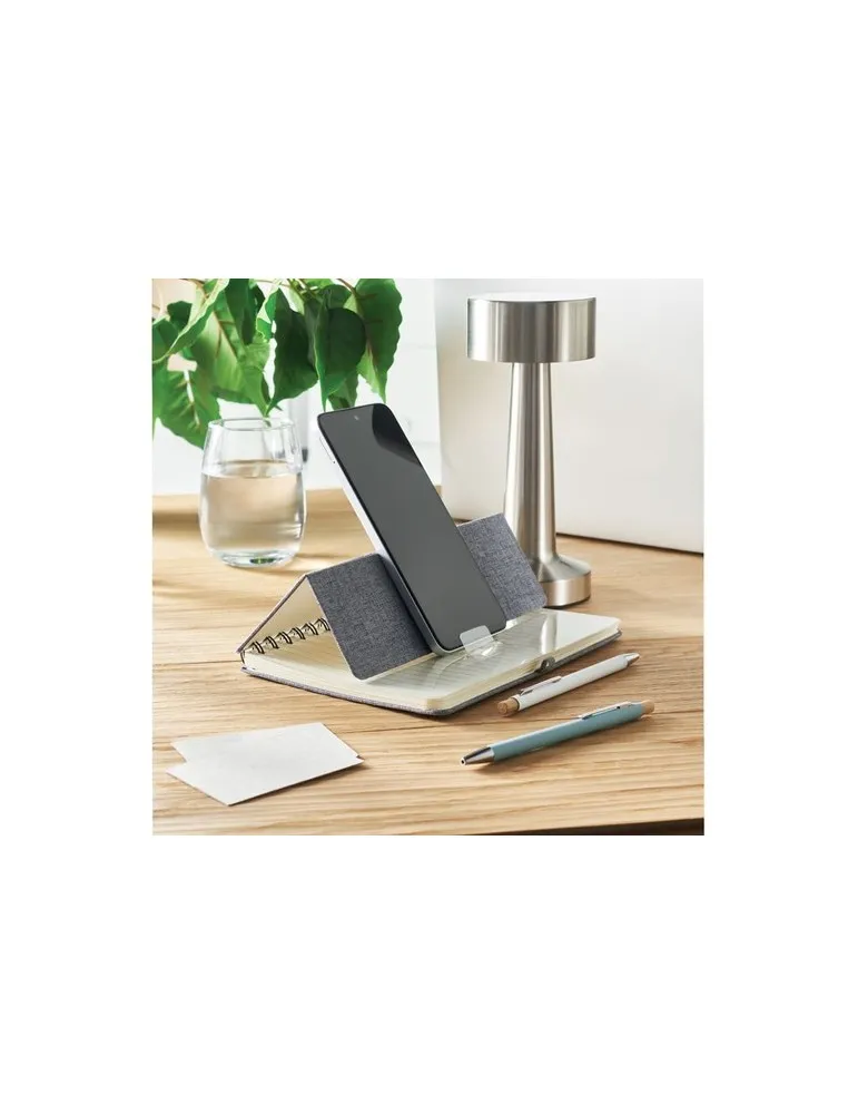 Cahier A5 publicitaire avec support de téléphone STRATA Matières : plastique Couleurs : blanc goodies publicitaire durable