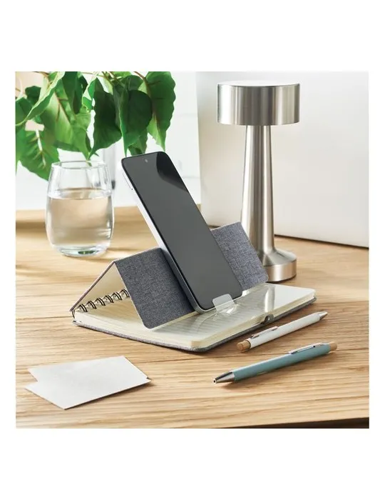 Cahier A5 publicitaire avec support de téléphone STRATA Matières : plastique Couleurs : blanc goodies publicitaire durable