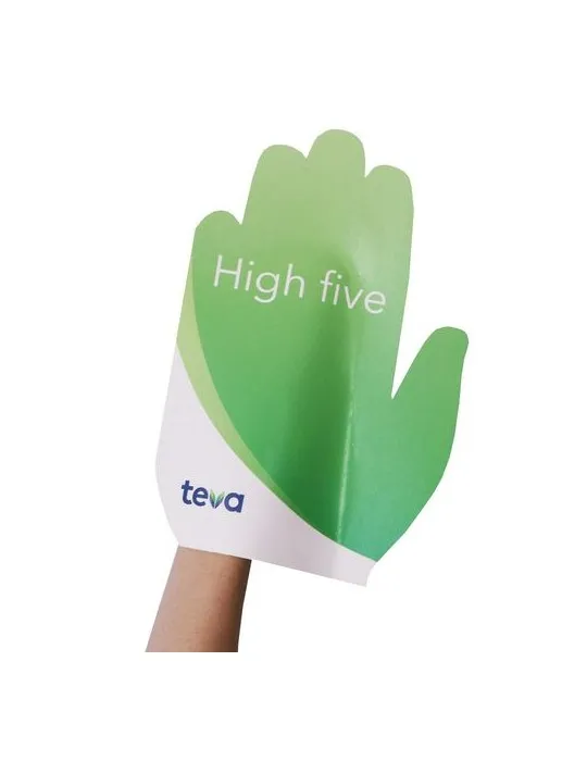 Main géante en carton