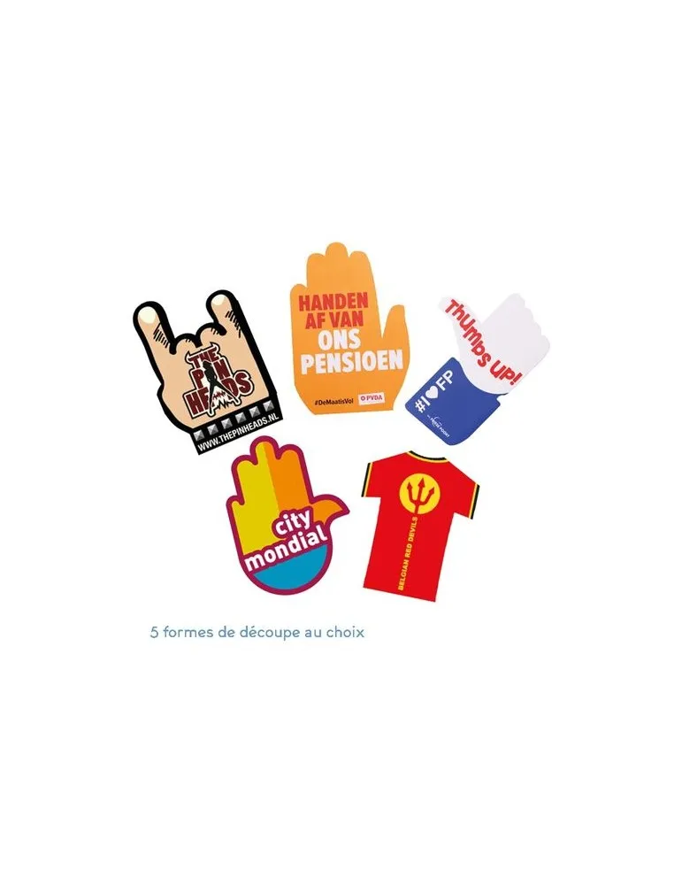 Main géante en carton