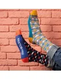 Une personne qui porte des chaussettes différentes avec des couleurs et des motifs différentes