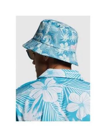 Un jeune homme avec une chemise à fleurs bleu et une lunette de soleil bleu ainsi qu'un bob personnalisé avec des feuilles bleu 2