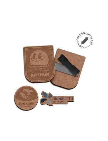 BADGE MDF EP 3 mm AVEC AIMANT ENTRE 20 cm2 ET 40 cm2 MAXI