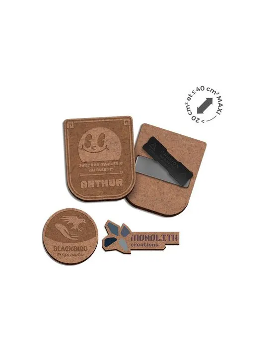 BADGE MDF EP 3 mm AVEC AIMANT ENTRE 20 cm2 ET 40 cm2 MAXI