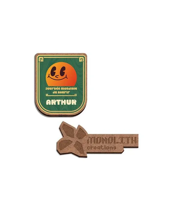 BADGE MDF EP 3 mm AVEC AIMANT ENTRE 20 cm2 ET 40 cm2 MAXI