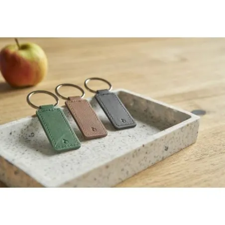 Porte-clés Écologique Personnalisé en Peau de Pomme et PU - Sabrina Matières : papier Couleurs : mauve marquage laser ultra préc