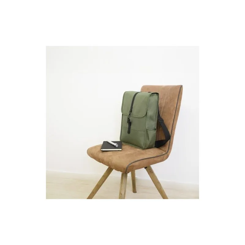 Sac à dos écologique en polyester rPET avec rabat - Lyric Matières : carton recyclé Couleurs : bleu personnalisable avec votre l