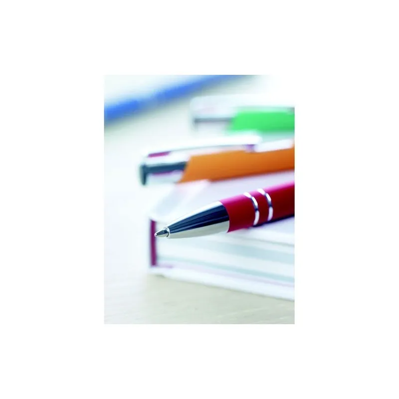 Stylo bille poussoir personnalisé finition AOSTA Matières : PET recyclé Couleurs : rouge transparent goodies entreprise design